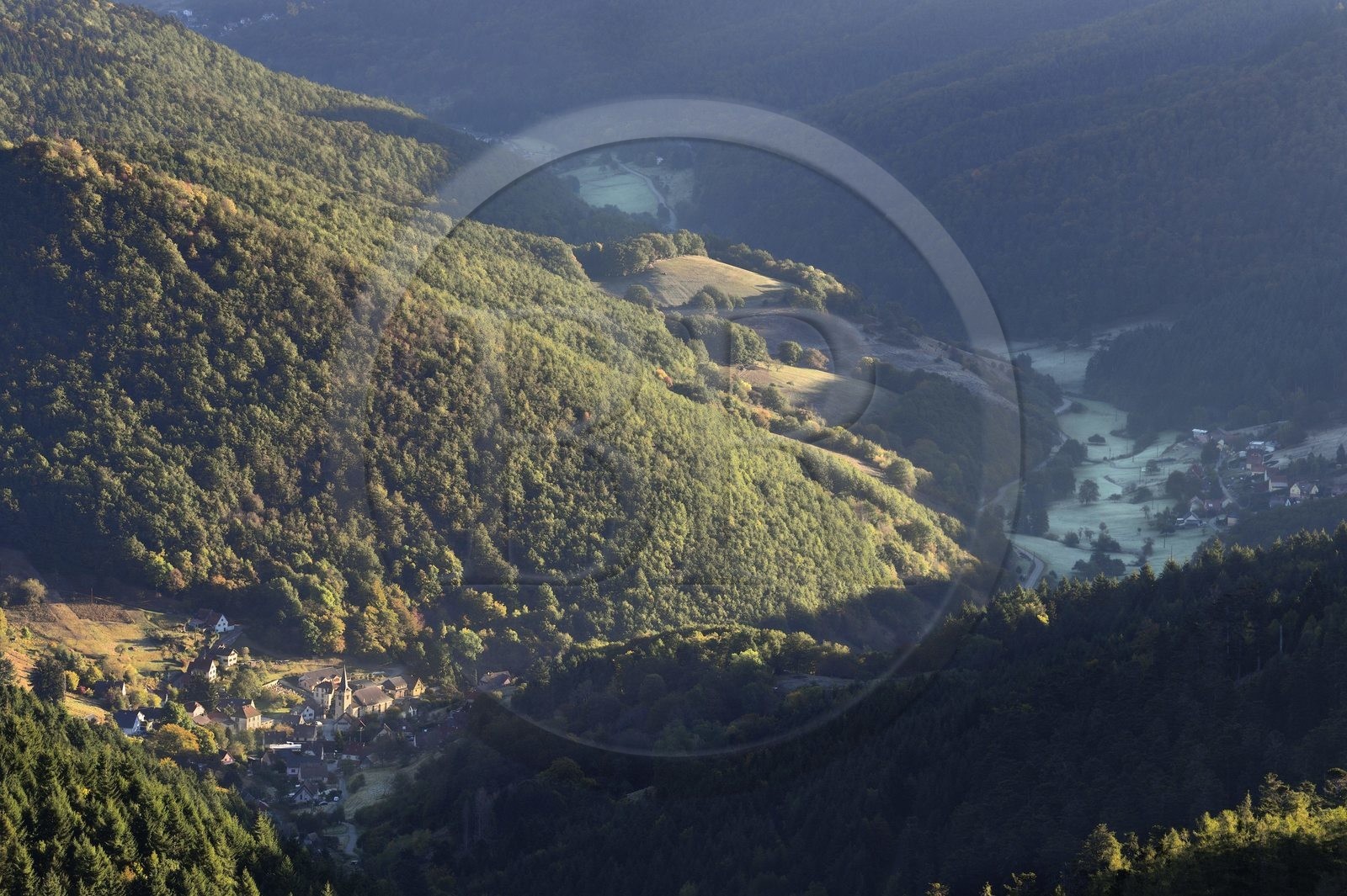 France, Haut-Rhin (68), le village de Wasserbourg au pied du Petit Ballon dans le Vallon du Krebsbach