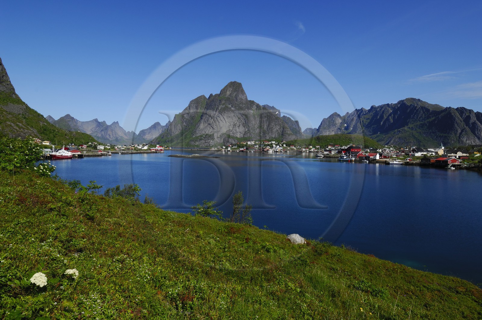 Norway, Nordland County, Lofoten Islands, Moskenes island, the Kjerkefjorden at Reine