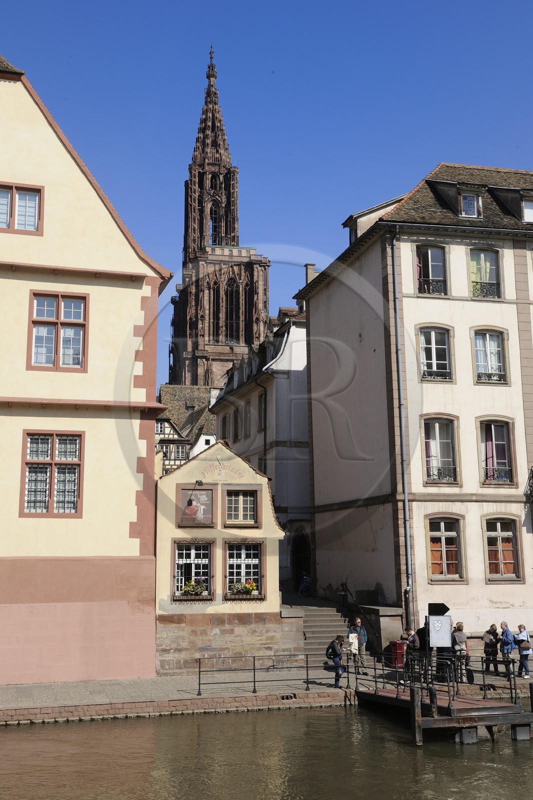France, Bas Rhin (67), Strasbourg, le musée Historique à gauche et la cathédrale Notre-Dame