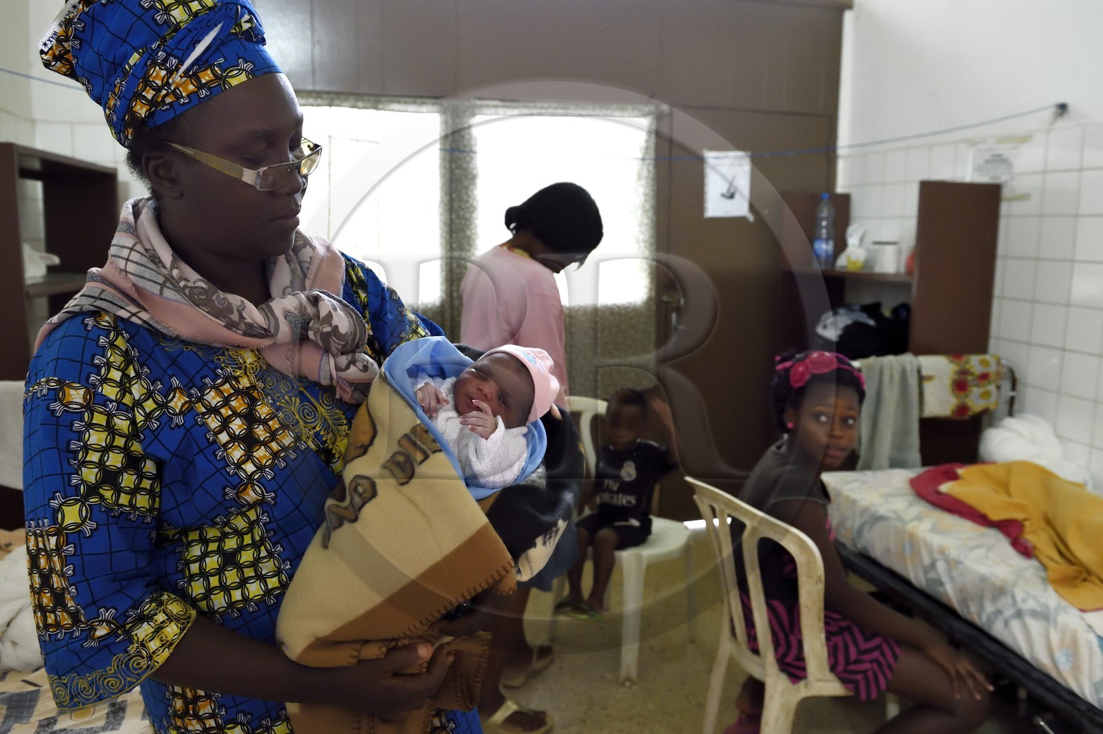 Gabon, Province du Moyen-Ogooué, Lambaréné, Hopital Albert Schweitzer, la Maternité, Ruth bébé de moins de deux heures dans les bras de sa grand-mère