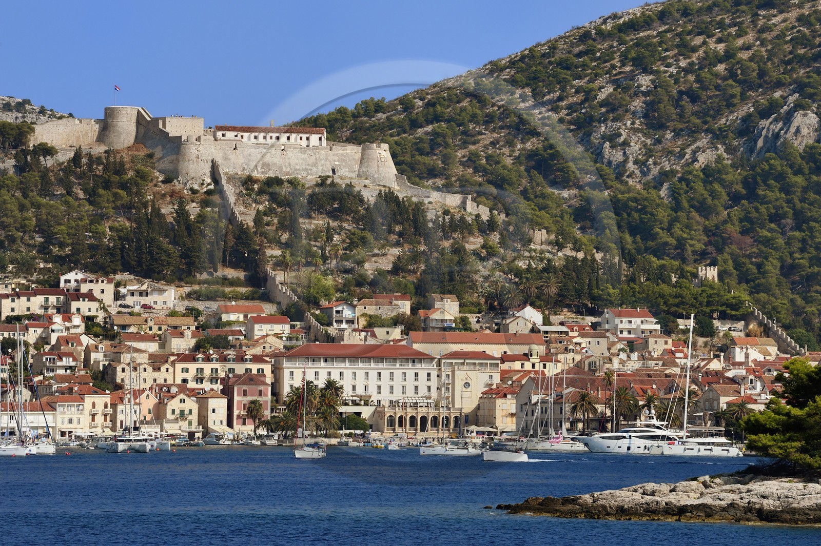 Croatie, Dalmatie, cote dalmate, Ile de Hvar, la ville de Hvar dominé par la Forteresse Espagnole