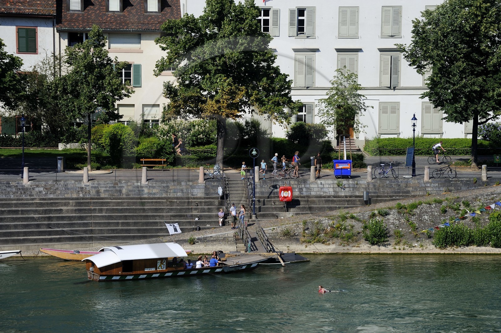 Suisse, Bâle, un des petits bacs qui permettent de traverser le Rhin