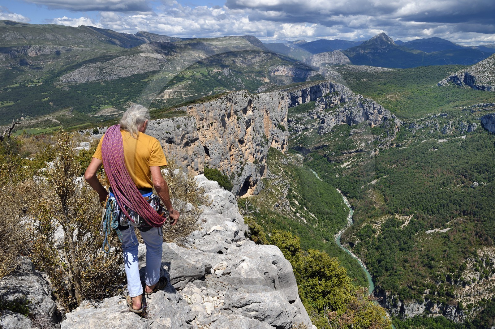France, Alpes-de-Haute-Provence (04), Parc Naturel Régional du Verdon, Grand Canyon du Verdon, La-Palud-Sur-Verdon, point de vue de la Dent d’Aire, Bernard Gorgeon un des pionniers de la grimpe dans le massif et la falaise de l’Escalès en arrière plan