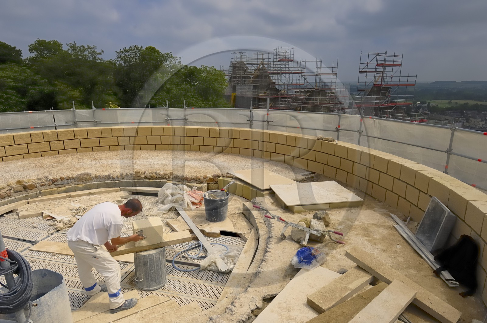 France, Indre et Loire (37), Vallée de la Loire classée Patrimoine Mondial de l' UNESCO, Chinon, le château, fabrice Maingrand tailleur de pierre sur le donjon du Coudray