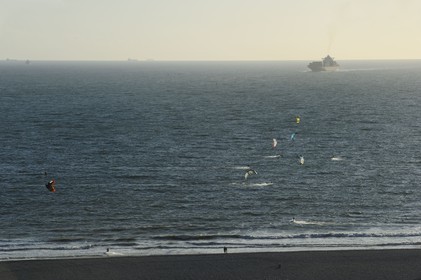 France, Seine-Maritime (76), Le Havre, observation du passage des grands porte-containers depuis la grande plage