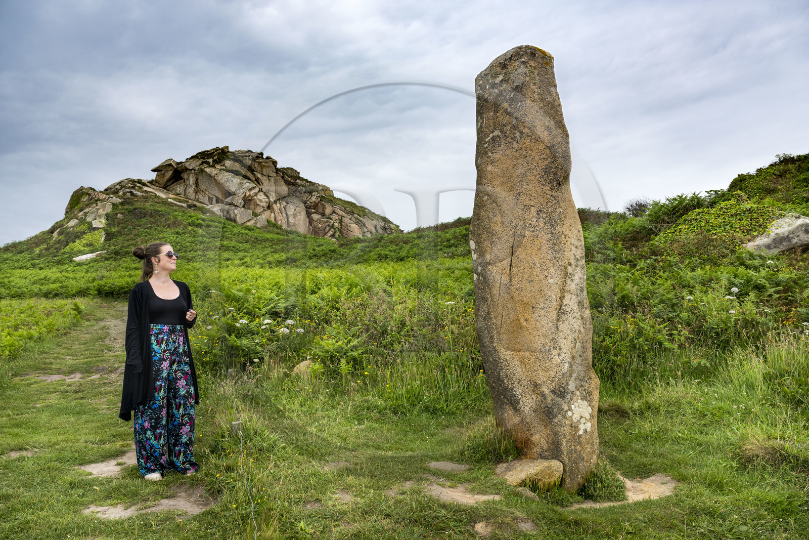 France, Finistère (29), Plougasnou, Primel-Trégastel, la Pointe de Primel à l'extrémité de la Baie de Morlaix, mégalithe appelé le menhir des marsouins sur le GR 34