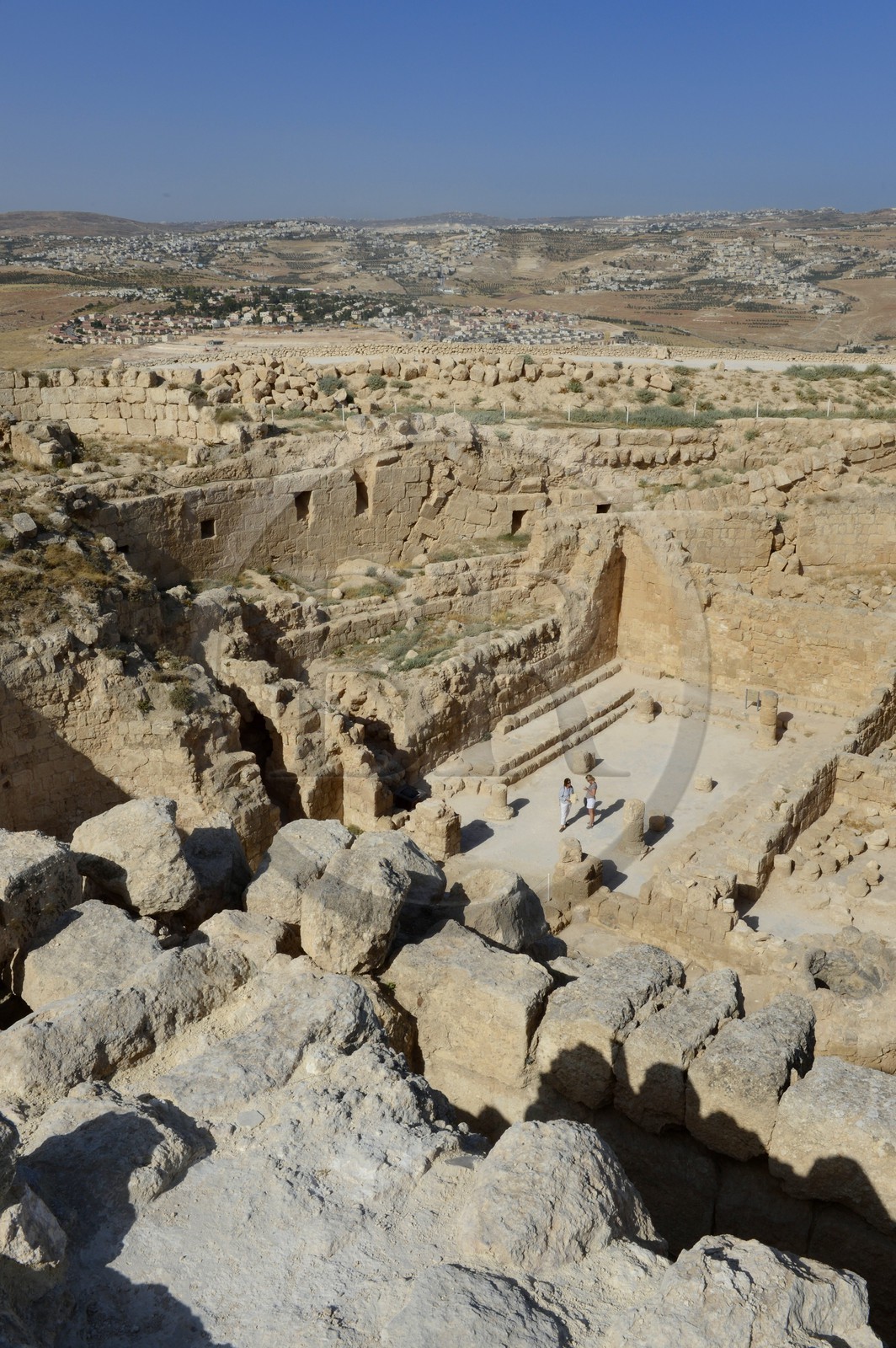 Israel, Cisjordanie, l'Hérodion, colline artificiellement exhaussée qui abrite les ruines d'un palais fortifié construit par le roi Hérode Ier le Grand (site classé Parc National), l'intérieur du cratère