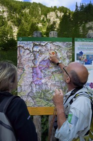 France, Alpes-Maritimes, parc national du Mercantour (Mercantour National Park), Valmasque valley, Alain Lanteri-Minet, guide and former park ranger in front of the map of the valley