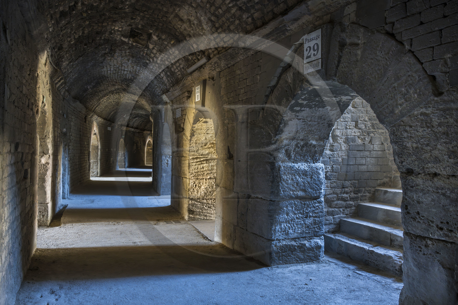 France, Bouches-du-Rhône (13), Arles,  classé Patrimoine Mondial de l'UNESCO, la galerie intérieure voûtée en plein cintre et l'accès aux gradins