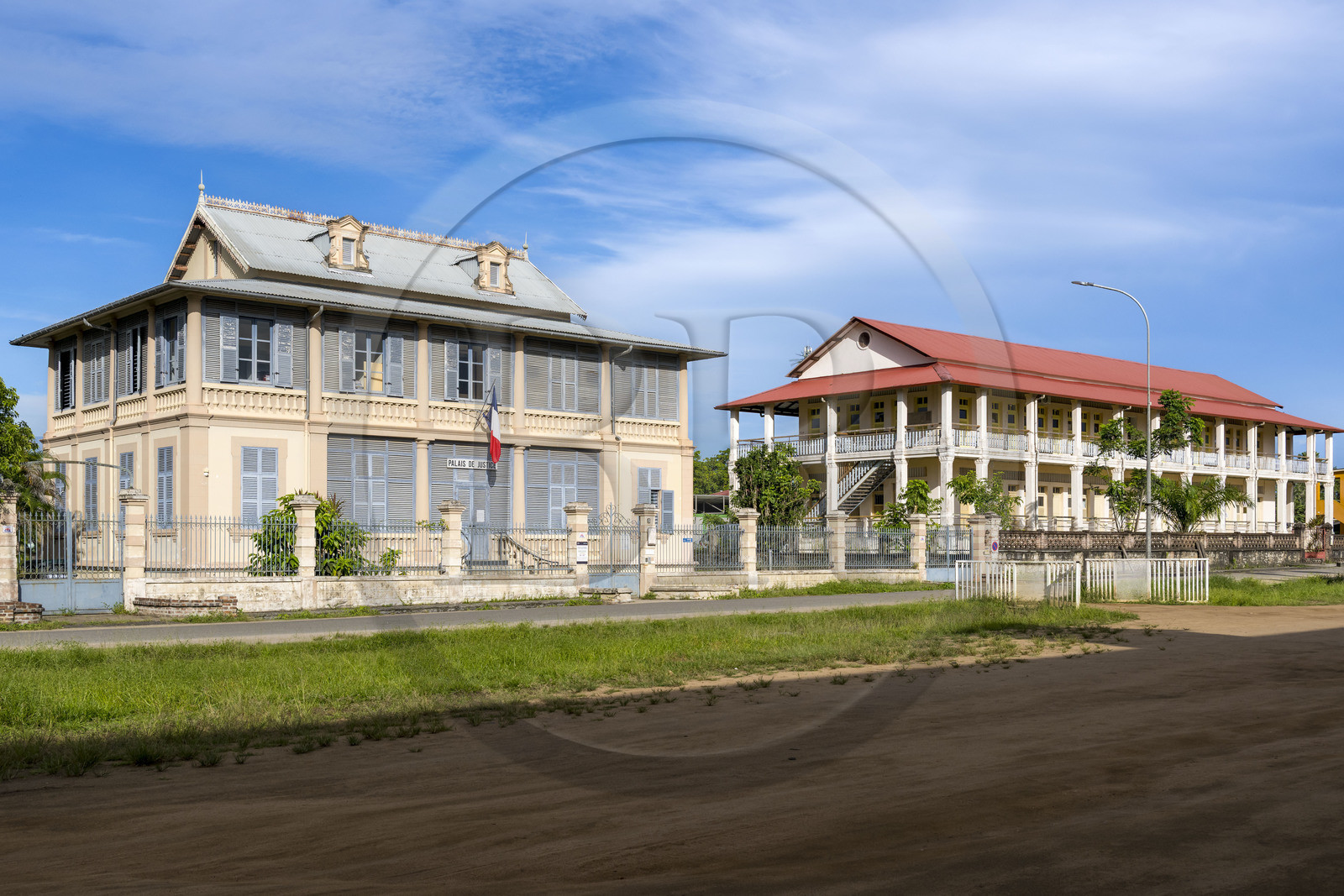 France, Guyane, Saint-Laurent-du-Maroni, immeuble administratif de style colonial avenue du Lieutenant-Colonel Chandon, le Tribunal de proximité de Cayenne
