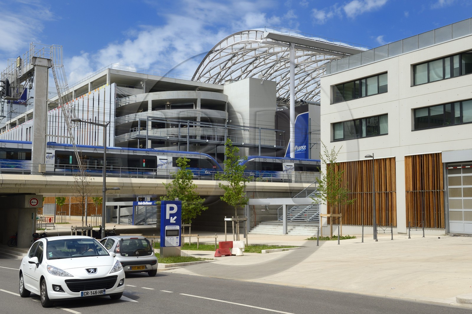 France, Rhône (69), Lyon, nouveau quartier de La Confluence au sud de la Presqu'île, le centre commercial de Confluence traversé par la voie de chemin de fer