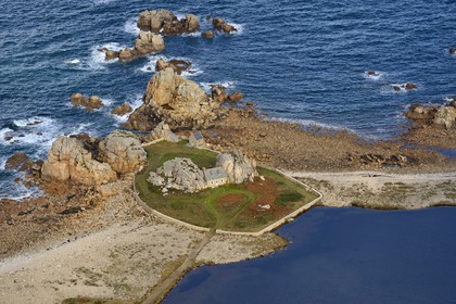 France, Côtes-d'Armor (22), Côte d'Ajoncs, Plougrescant, Anse de Pors Scaff, la petite maison de Castel Meur, toute représentation commerciale de cette maison est interdite (vue aérienne)