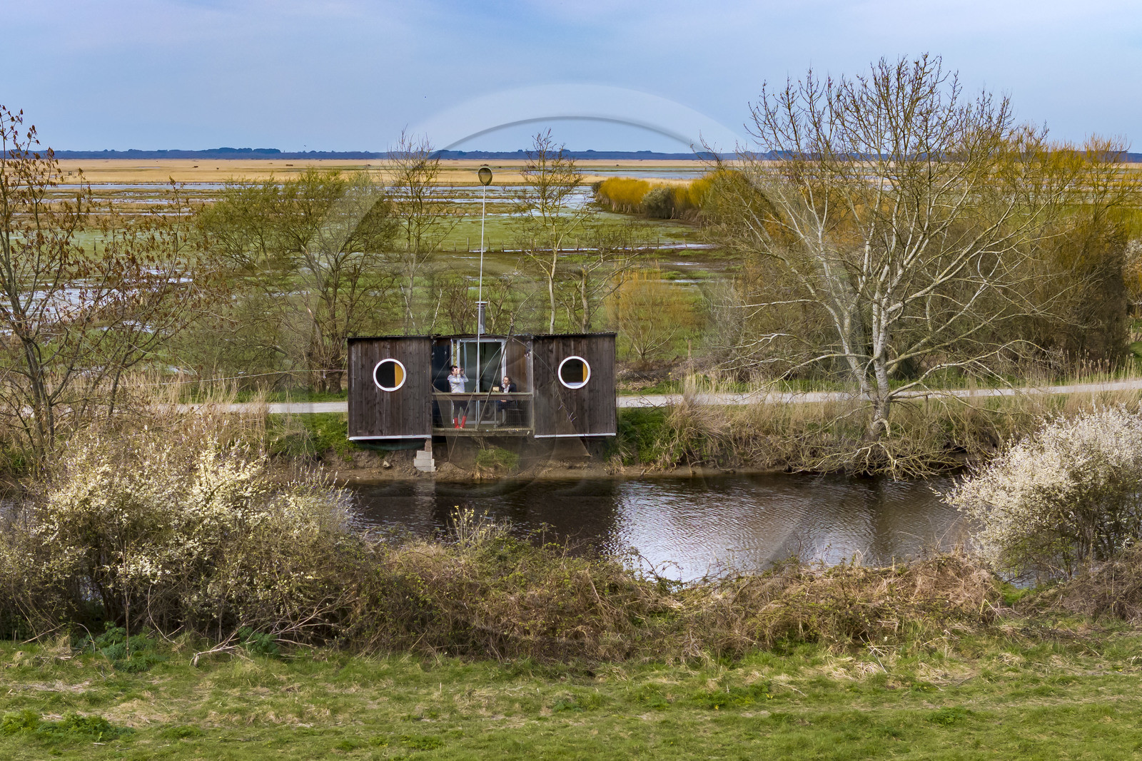 France, Loire-Atlantique (44), parc naturel regional de la Brière, Saint-Malo-de-Guersac, cabane gite Les Pêcheries Jumelles (vue aérienne)