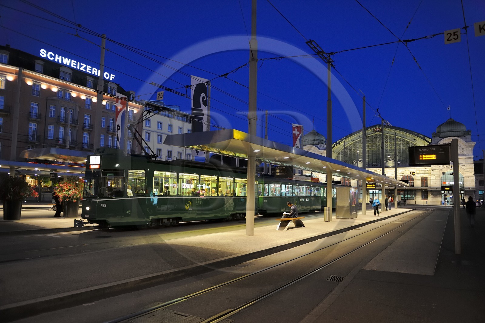 Suisse, Bâle, tram devant la gare SBB