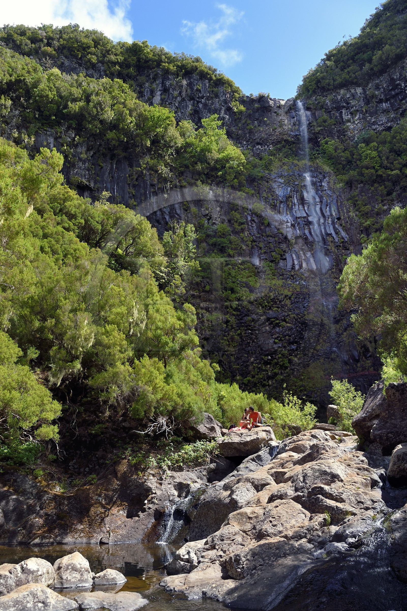 Portugal, Ile de Madère, randonnée dans La forêt de Rabaçal par la levada do Alecrim, cascade de Lagoa do Vento de 80 mètres de haut, couple d'amoureux