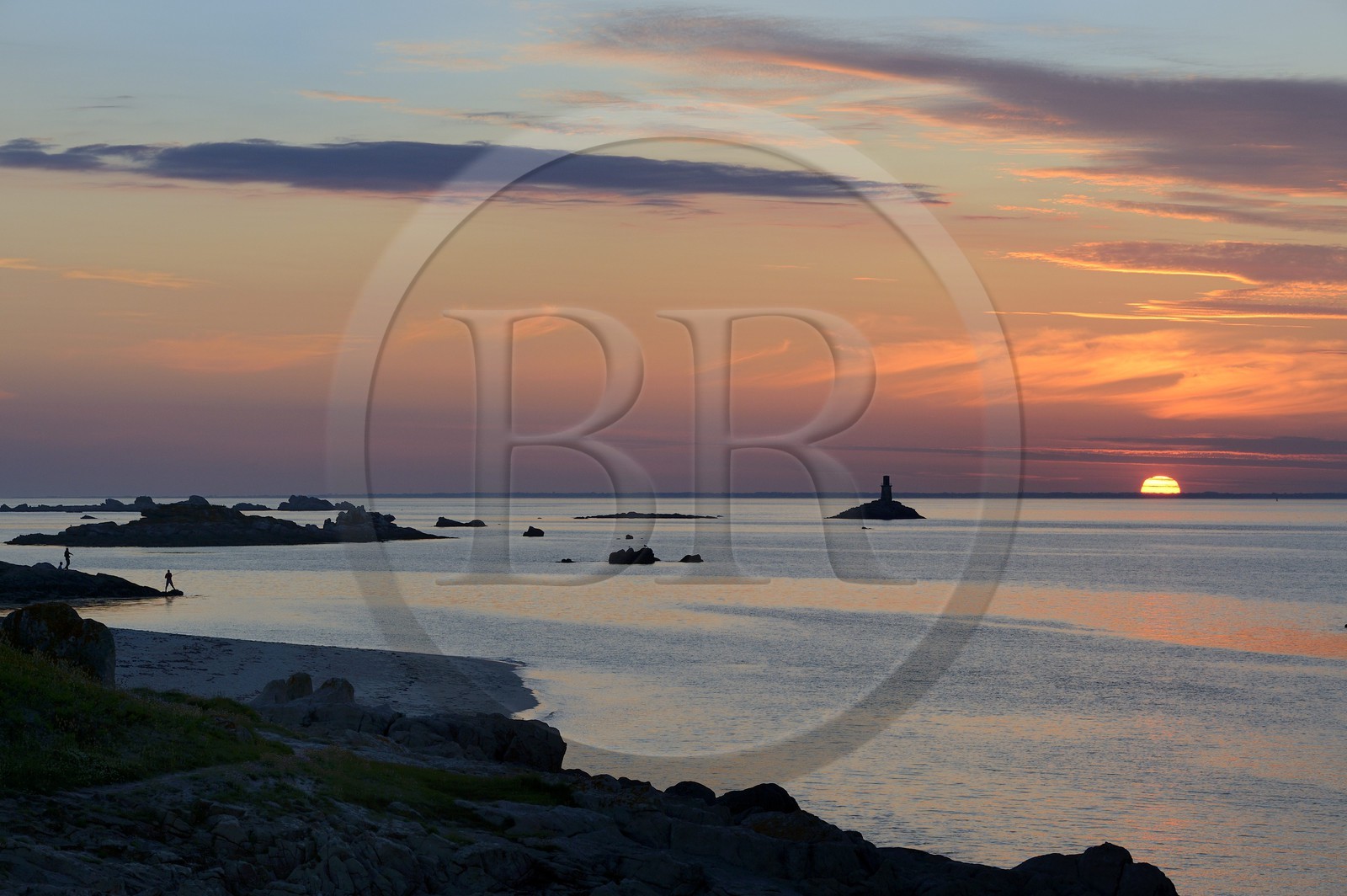 France, Finistère (29), La Foret Fouesnant, archipel des Glénan, Ile Saint-Nicolas, coucher de soleil sur la côte ouest et l'ancien phare du Huic aujourd'hui abandonné