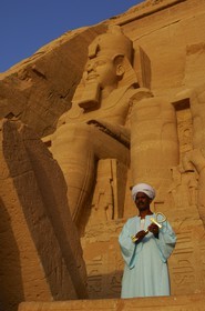 Egypte,  Lac Nasser, Abou Simbel, le gardien devant le Grand Temple de Ramses II
