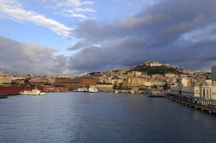 Italie, Campanie, Naples, centre historique classé Patrimoine Mondial de l'UNESCO, Castel San Elmo sur la colline de Naples, le Palazzo Reale à gauche, le Castel Nuovo au centre et le port passagers à droite