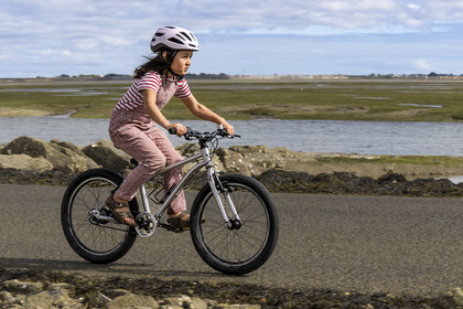 France, Vendée (85), île de Noirmoutier, Barbatre, cyclistes sur le passage du Gois, chaussée submersible qui relie l'île au continent à marrée basse