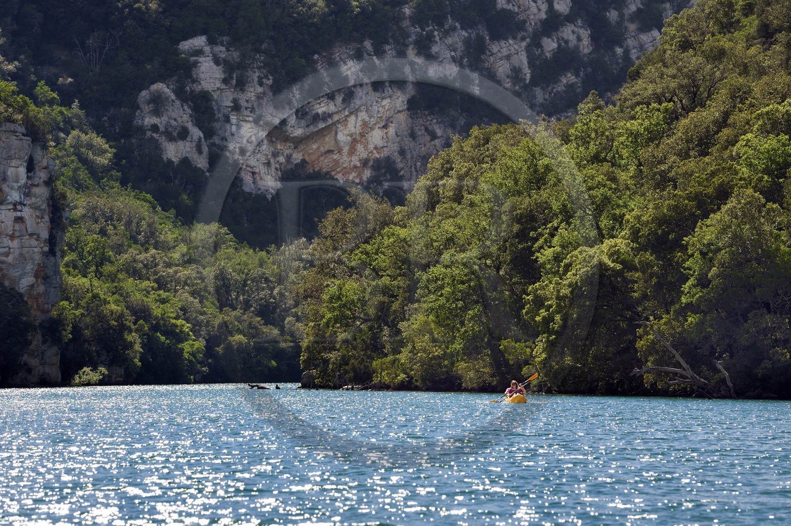 France, Alpes-de-Haute-Provence (04), Parc Naturel Régional du Verdon, kayak dans les Basses Gorges du Verdon en aval du lac de Sainte Croix