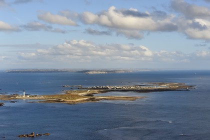 France, Finistère (29), Mer d'Iroise, parc naturel régional d'Armorique, Ile de Sein, labellisé Les Plus Beaux Villages de France  et la Pointe du Raz en arrière plan (vue aérienne)