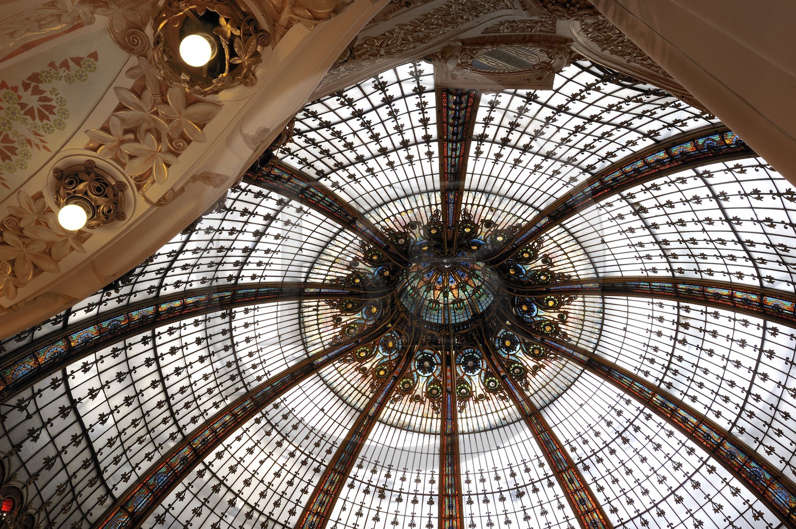 France, Paris (75), le grand magasin des Galeries Lafayette situé boulevard Haussmann, la verrière du dôme