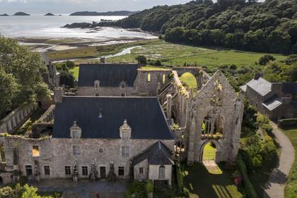 France, Cotes d'Armor, Paimpol, abbaye de Beauport du XIIIème siècle (vue aérienne)