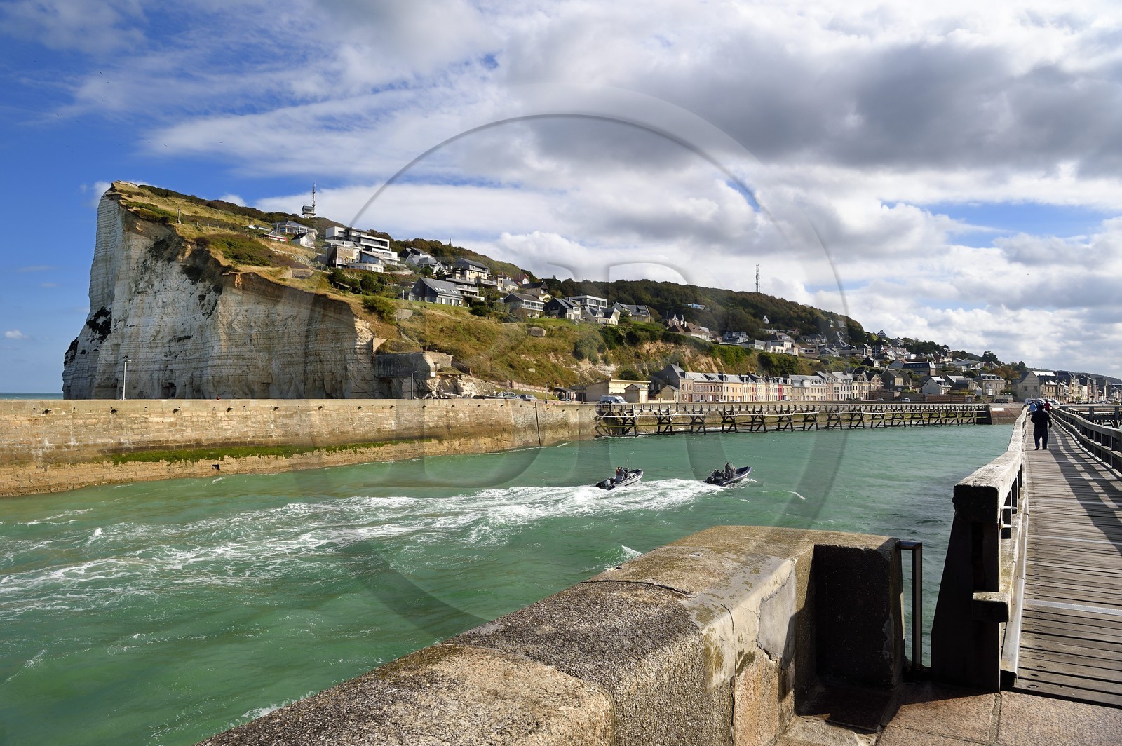 France, Seine-Maritime (76), Pays de Caux, Côte d'Albâtre, passerelle en bois à l'entrée du port de Fécamp et le Cap Fagnet en arrière plan