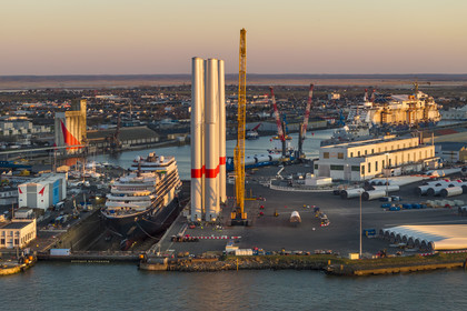 France, Loire-Atlantique (44), Saint-Nazaire, le chantier du super-yacht de luxe Ritz-Carlton Luminara dans la forme Joubert, les tours d'éoliennes à droite sont stockées avant embarquement (vue aérienne)