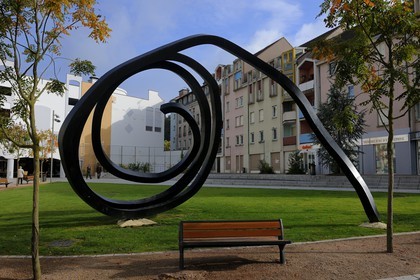 France, Vosges (88), Epinal, sculpture  La Ligne indéterminée  de Bernar Venet