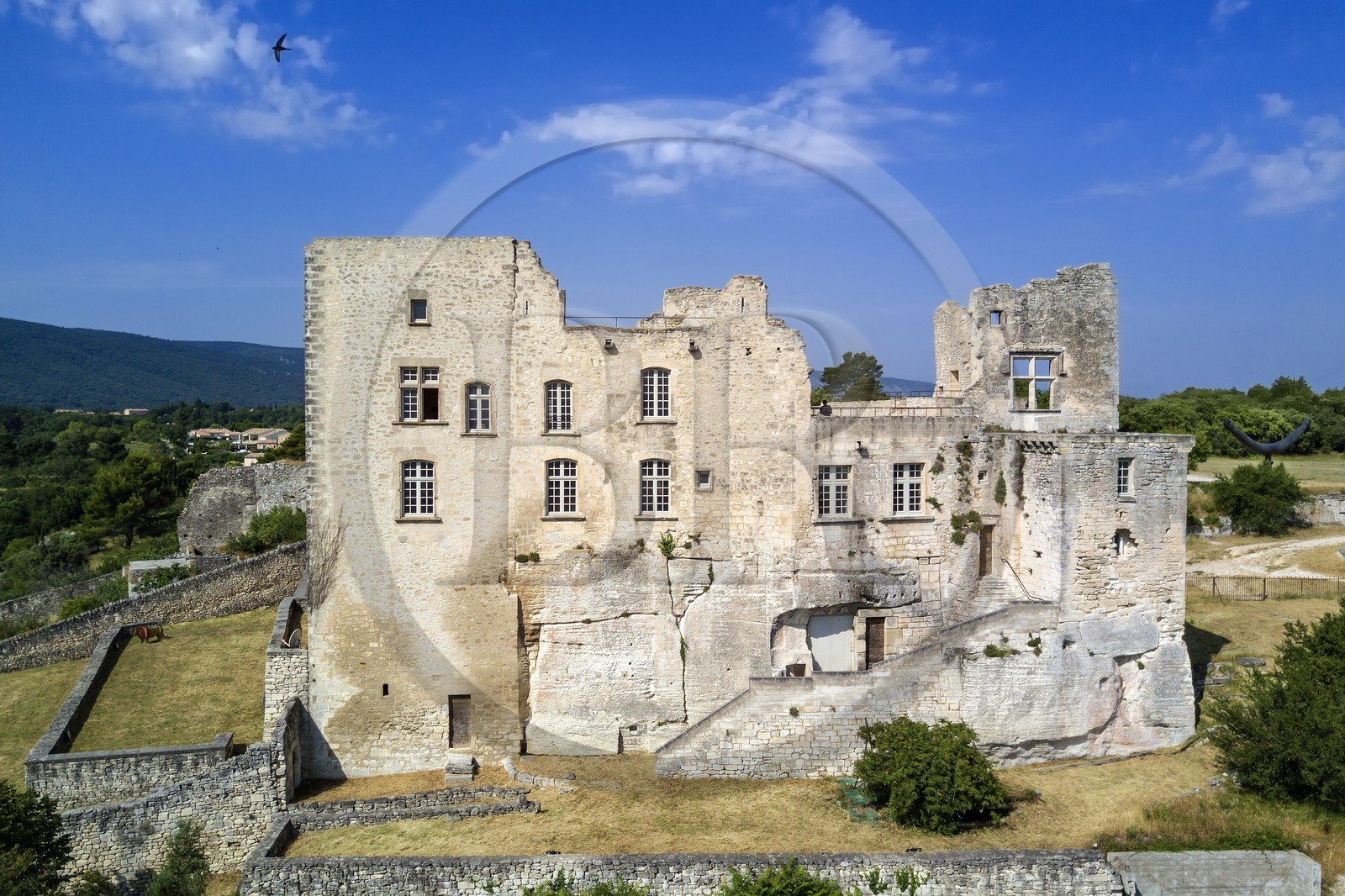 France, Vaucluse (84), Parc Naturel Regional du Luberon, Lacoste, chateau de Lacoste, une des residences du Marquis de Sade et de nos jours propriété de Pierre Cardin (vue aérienne)