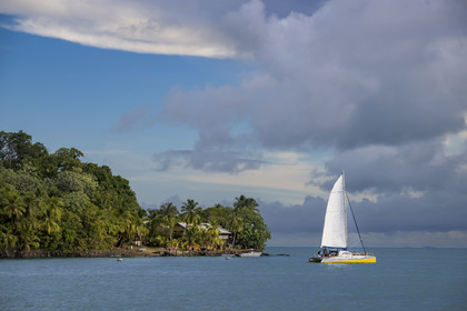 France, Guyane, Kourou, Iles du Salut, l'Ile Saint-Joseph, touristes passant la journée sur un catamaran