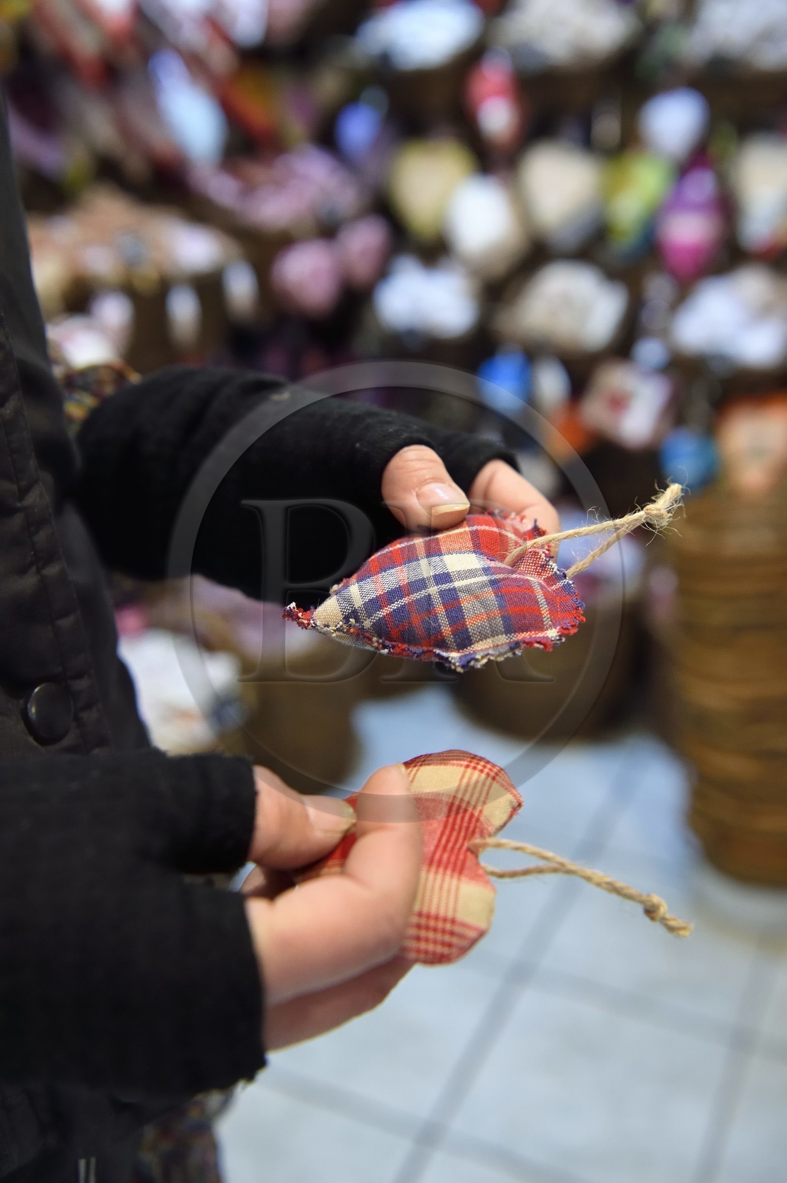 France, Haut-Rhin (68), Kaysersberg, Falile Martin dans sa boutique Le Grenier Enchanté propose des coeur de Noël en tissus