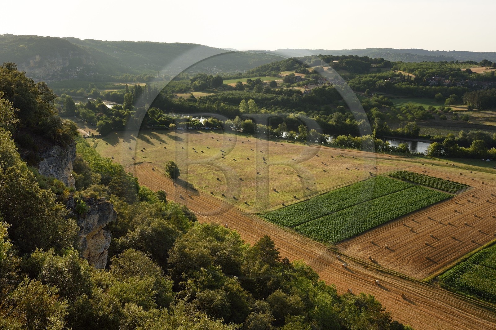 France, Dordogne, Perigord Noir, Dordogne Valley, Vezac, the Dordogne valley seen from Les Jardins de Marqueyssac
