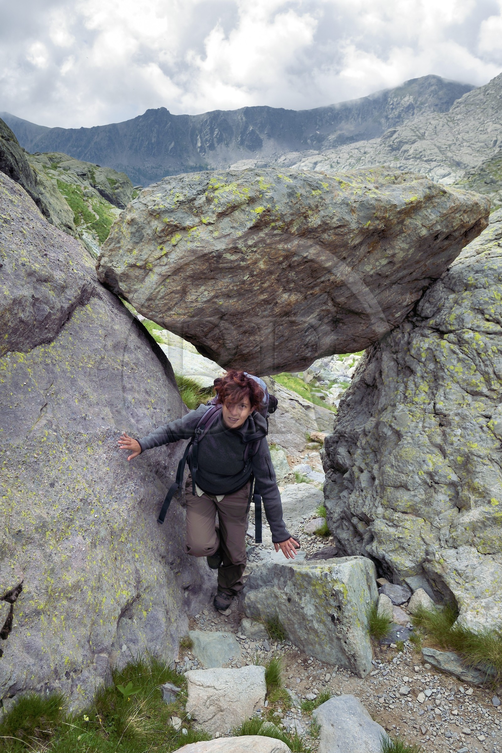 France, Alpes-Maritimes (06), parc national du Mercantour, Vallée des Merveilles sur le sentier de randonnée GR 52, Nicoletta Bianchi, docteur en préhistoire, auteur d’une thèse sur le contexte archéologique et chronologique des gravures protohistoriques de la région du Mont Bégo