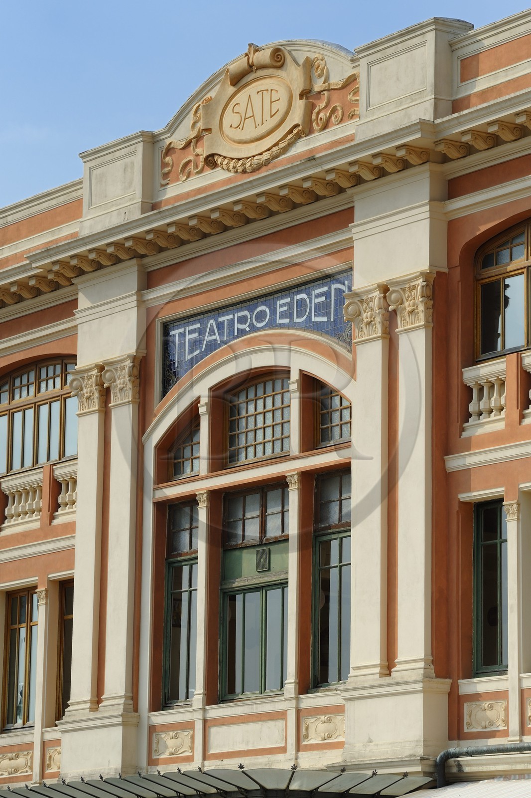 Italie, Toscane, province de Lucques, station balnéaire de Viareggio, la promenade Passeggiata avec ses cafés et ses commerces, le Cinéma-théâtre Eden sur le Lungomare
