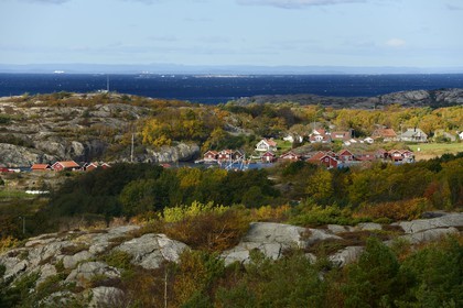 Suède, Västra Götaland, Iles Koster, le détroit de Koster entre le nord et le sud de l'Ile vue du rocher de Valfjäll, la côte norvégienne en arrière plan