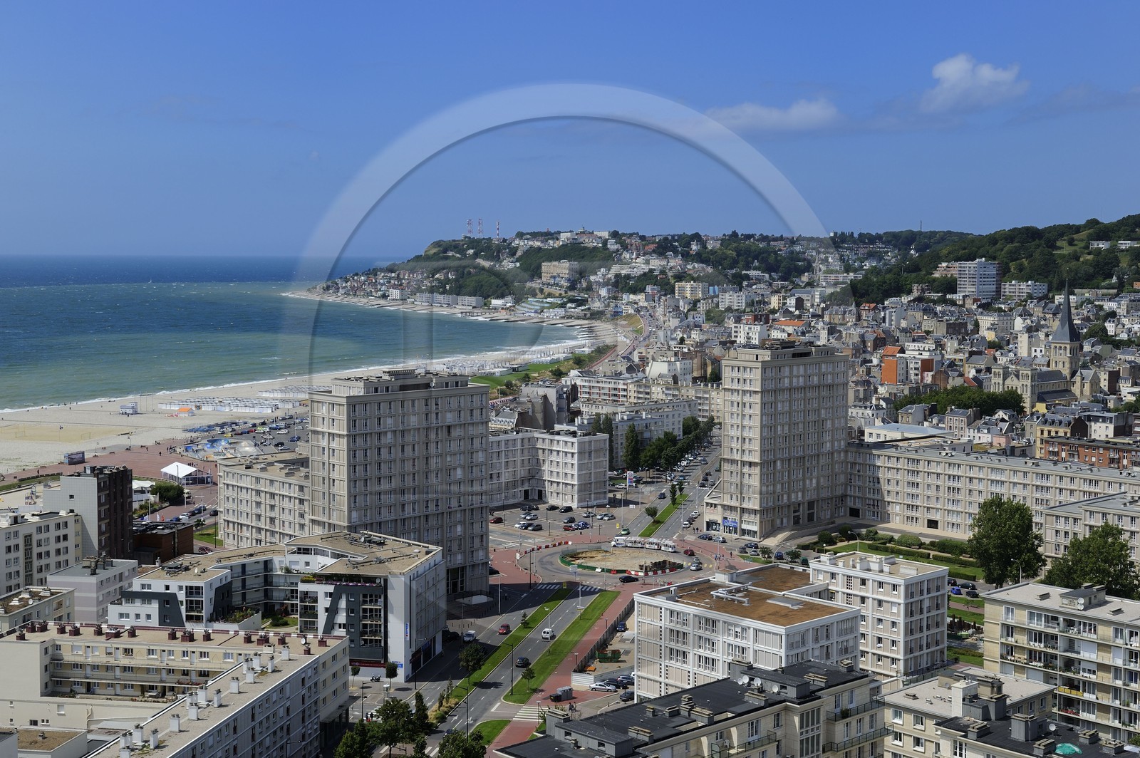 France, Seine-Maritime (76), Le Havre, Centre-ville reconstruit du Havre par Auguste Perret classé Patrimoine Mondial de l'UNESCO, immeubles Perret de la Porte Océane au bout de l'avenue Foch et Sainte-Adresse en arrière plan