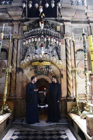 Israel, Jérusalem, ville sainte, vieille-ville classée Patrimoine Mondial de l'UNESCO, quartier chrétien, église du Saint Sépulcre, l'Édicule du Saint-Sépulcre qui abrite la Tombe de Jésus incluant la Chapelle de l’Ange