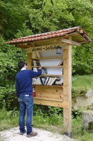 France, Bas-Rhin (67), Oberhaslach, livres en libre-service au restaurant des cascades au Nideck dans le massif des Vosges
