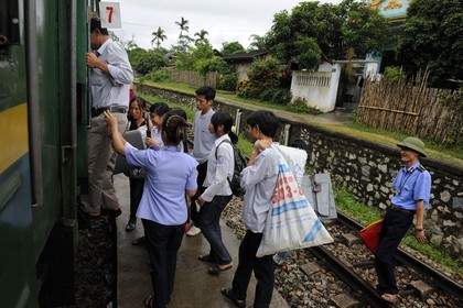 Vietnam, train de jour de Lao Cai à Hanoï, embarquement dans une des nombreuses gares