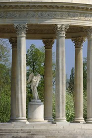 France, Yvelines (78), château de Versailles, classé Patrimoine Mondial de l'UNESCO, le domaine de Marie-Antoinette, jardin du Petit Trianon, le Temple de l'Amour, statue de Cupidon de Bouchardon intitulée L'Amour taillant son arc dans la massue d'Hercule