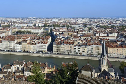 France, Rhône (69), Lyon, site historique classé Patrimoine Mondial de l'UNESCO, Vieux Lyon, l'église Saint Georges et le quartier Saint-Georges, la Saône et la place Bellecour dans le quartier de la Presqu'Ile en arrière plan