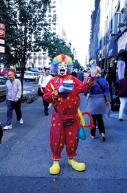 Etats-Unis, New York, Manhattan, Broadway et 34ème rue, clown fait la promotion d'un magasin