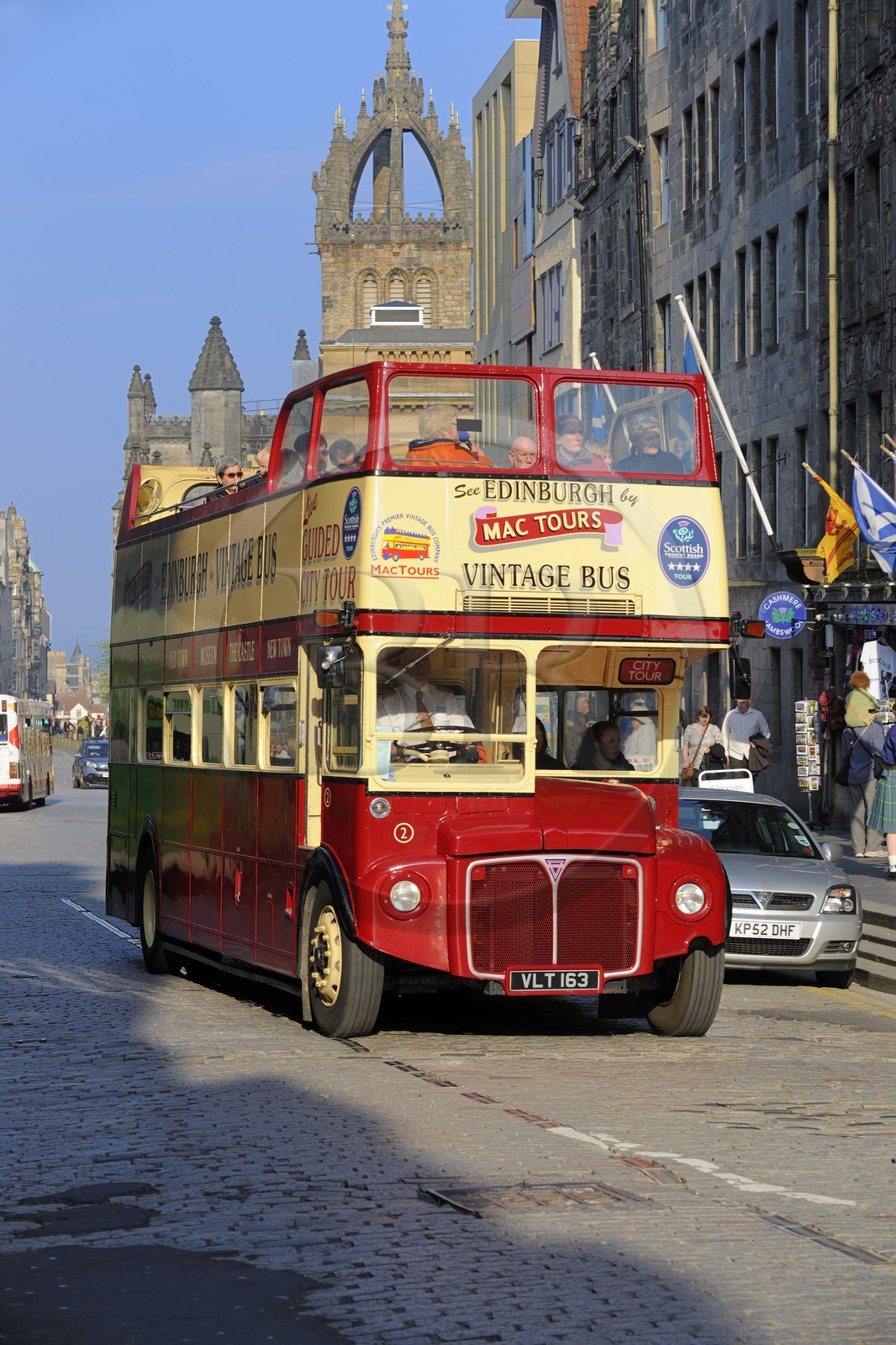 Royaume-Uni, Ecosse, Edimbourg, les hauts du Royal Mile, bus impérial dans Lawwnmarket