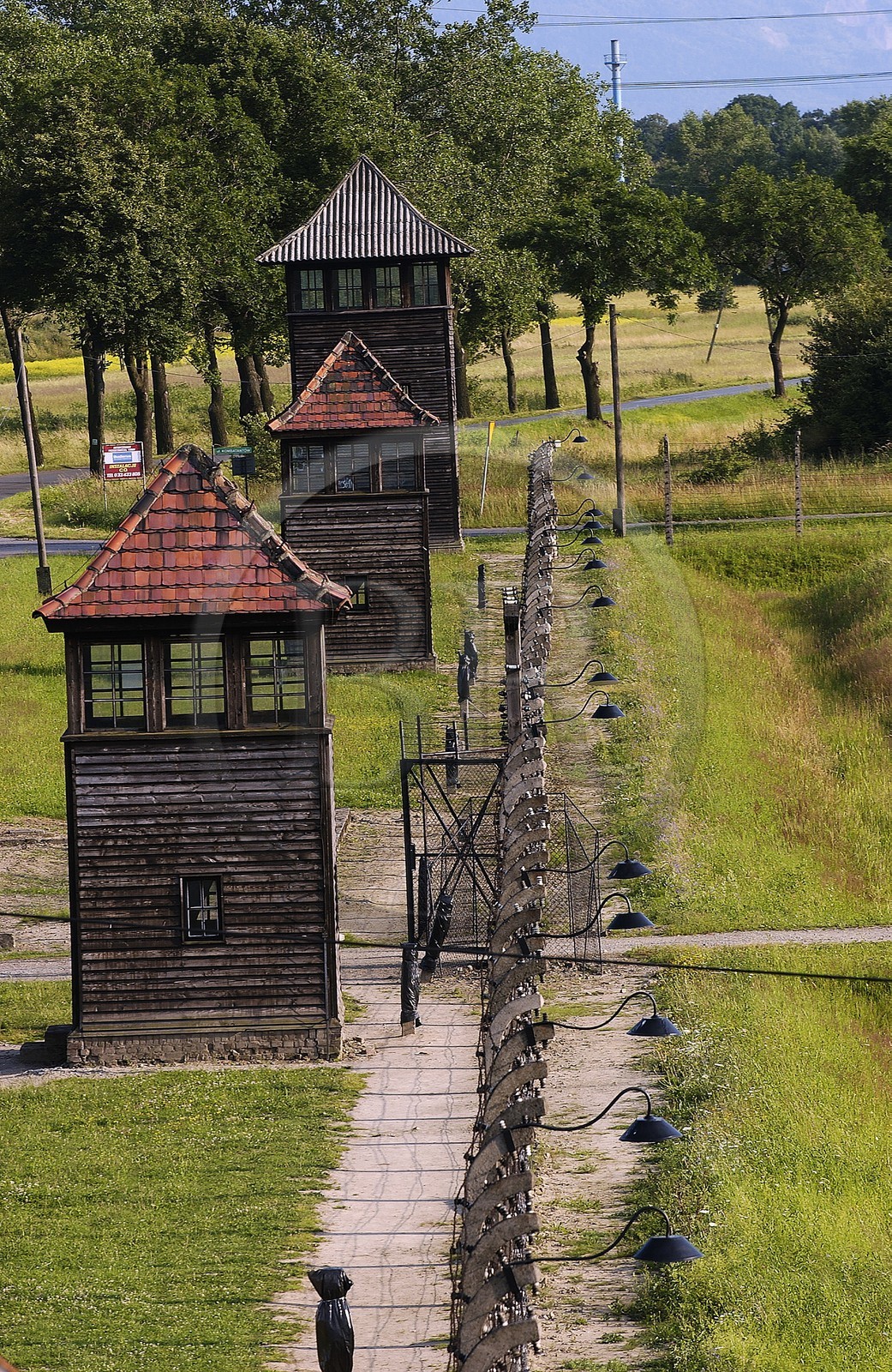 Pologne, région de la Petite-Pologne, environs de Cracovie, village d' Oswiecim, camp d' Extermination d' Auschwitz-Birkenau, tours de garde à l' extérieur des barbelés électrifiés qui entourent le camp