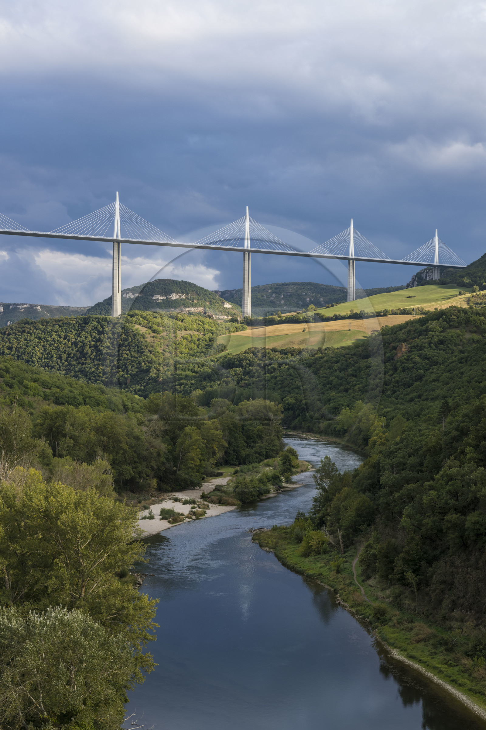 France, Aveyron (12), parc naturel régional des Grands Causses, Peyre, le viaduc de Millau des architectes Michel Virlogeux et Norman Foster, entre le Causse du Larzac et le Causse de Sauveterre au dessus du Tarn