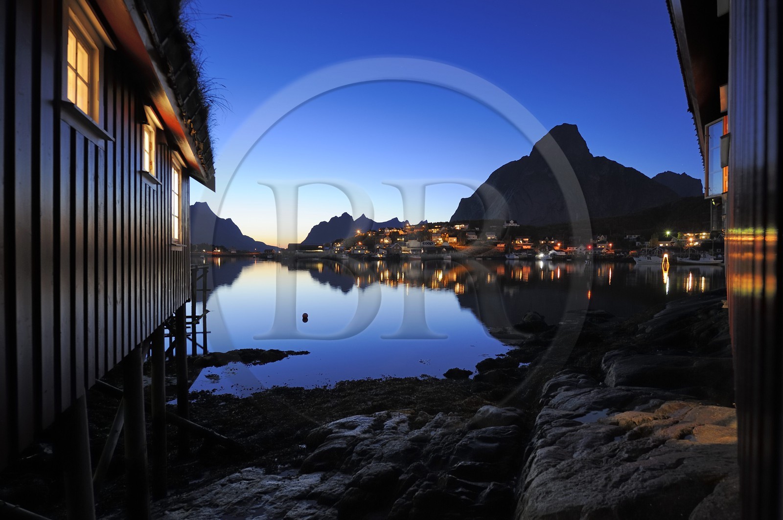 Norvège, Nordland, Iles Lofoten, ile de Moskenesoy, le village de pêcheurs de Reine