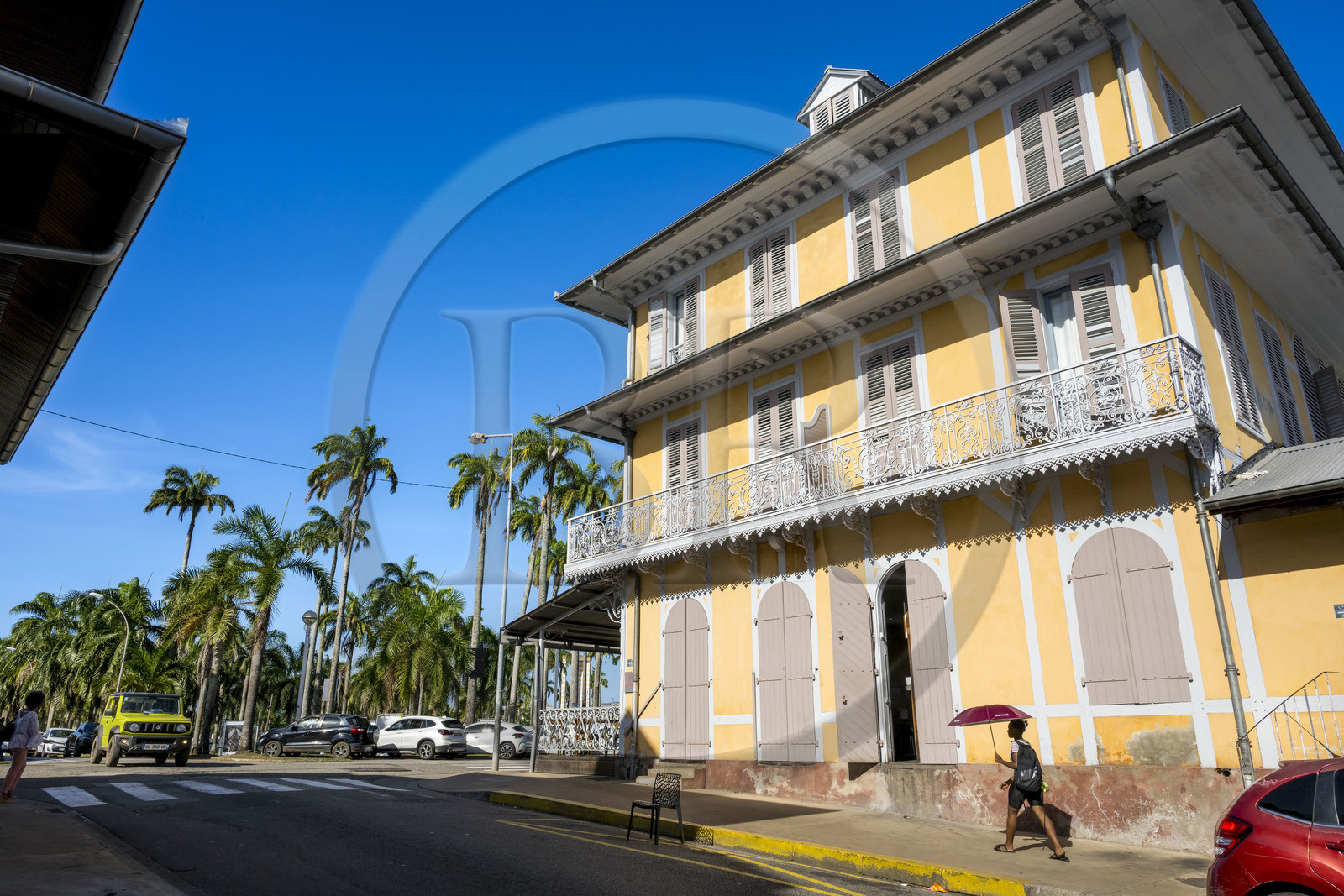 France, Guyane, Cayenne, place des Palmistes, immeuble de style colonial construit en 1890, ancienne Maison Thémire abritant l'hôtel et le bar Les Palmistes