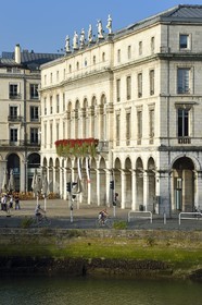 France, Pyrénées-Atlantiques (64), Pays-Basque, Bayonne, hôtel de ville, place de la Liberté, sa facade est ornée de six statues allégoriques symbolisant les activités artistiques et économiques de la ville